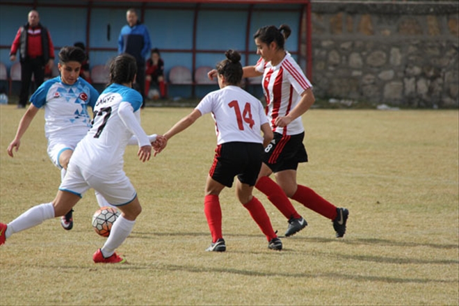 KADIN FUTBOLCULARDA BELİRSİZLİK SÜRÜYOR