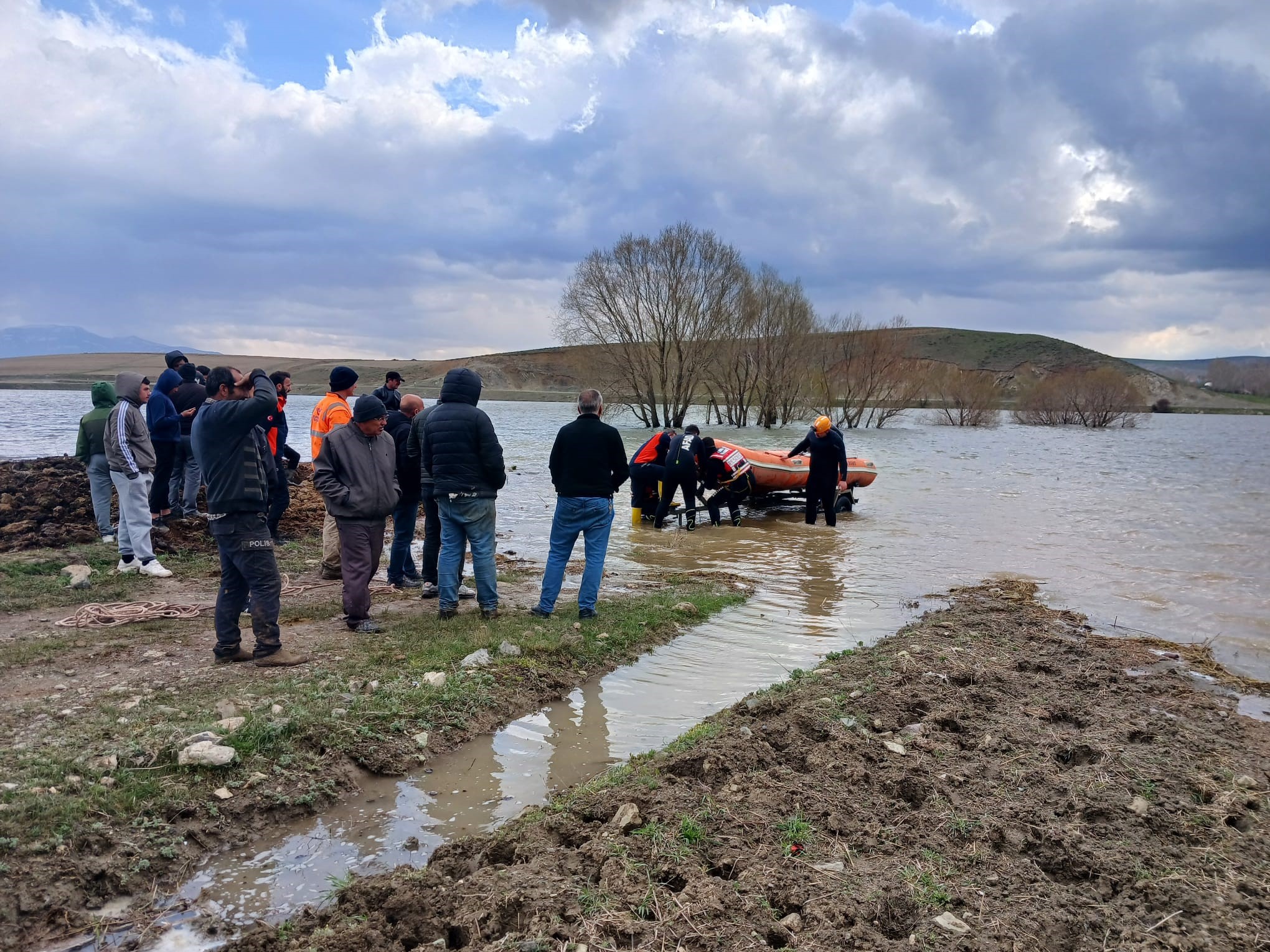 Barajda can pazarı: İnek son anda kurtarıldı