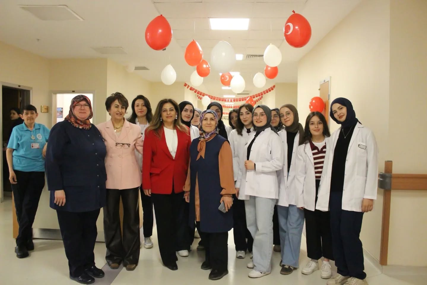 Sivas'ta minik hastalara 23 Nisan moral ziyareti