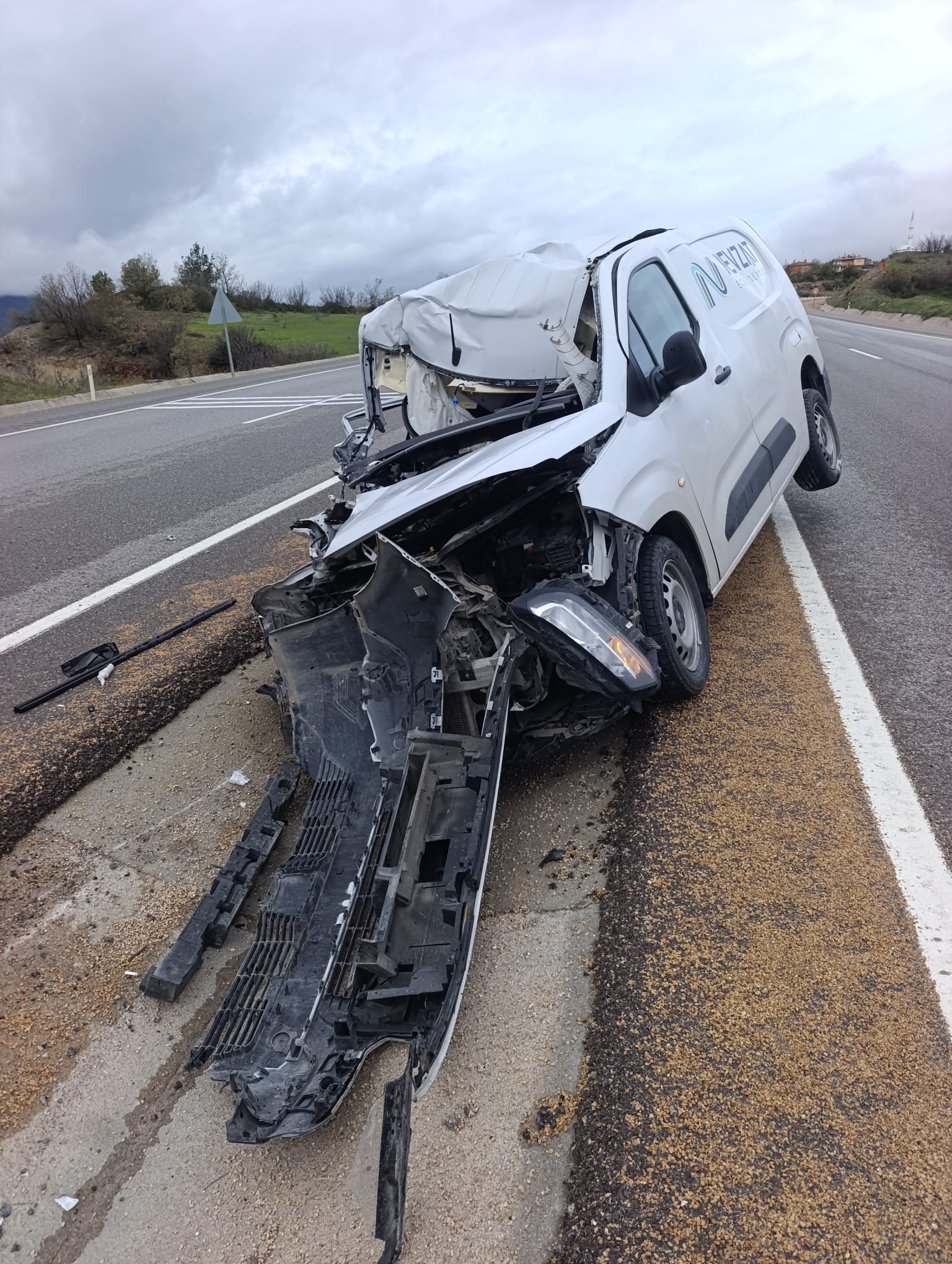 Sivas'ta feci kaza: Hafif ticari araç tıra çarptı