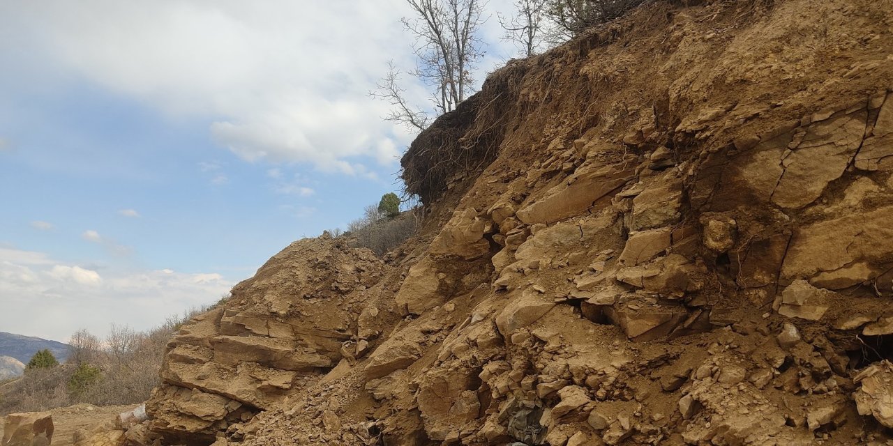Sivas'ta mezra yolu 1 aydır heyelandan kapalı