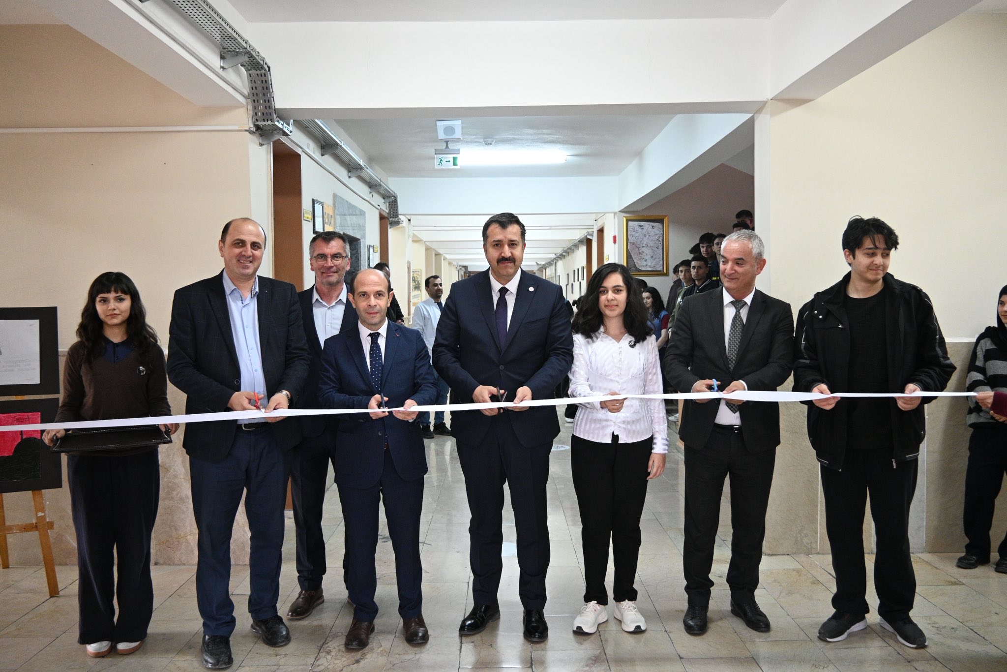 Fen Lisesi öğrencilerinden anlamlı resim sergisi