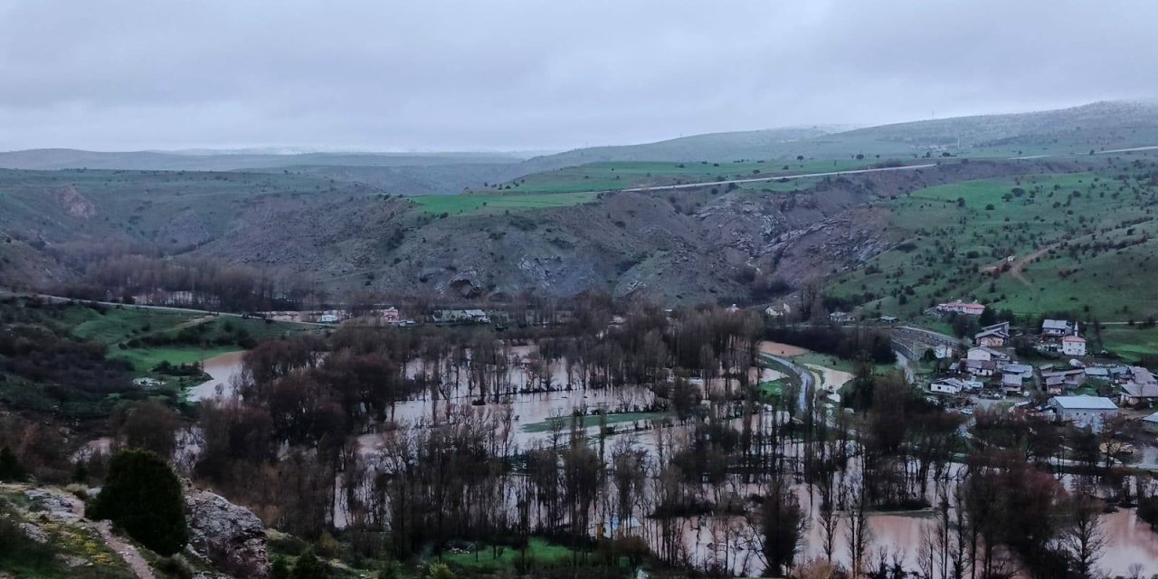 Sivas'ta sağanak sele dönüştü: Ev ve ahırları su bastı