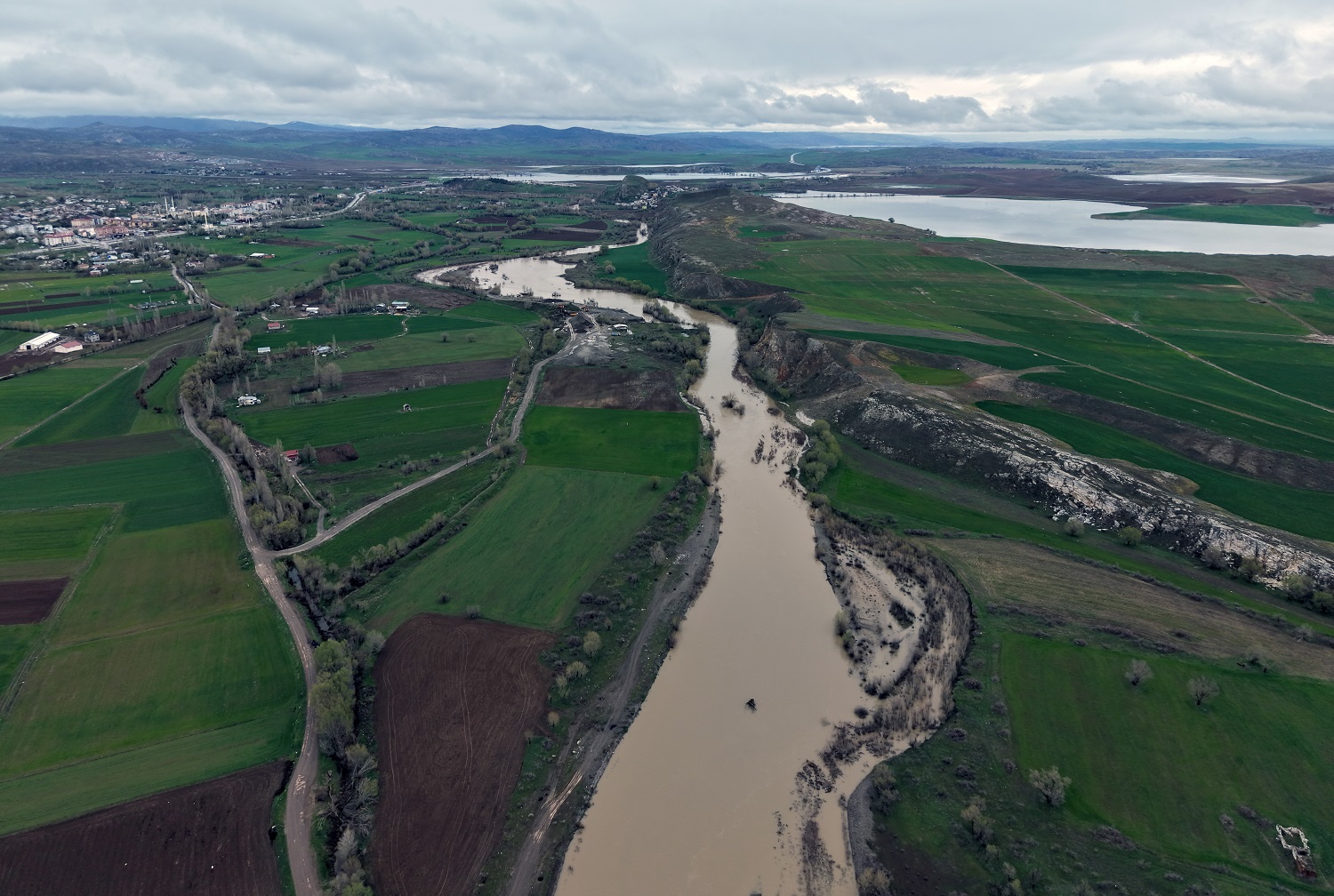 Sivas’ta Yağışlar Yolu Kapattı, Ekipler Seferber Oldu
