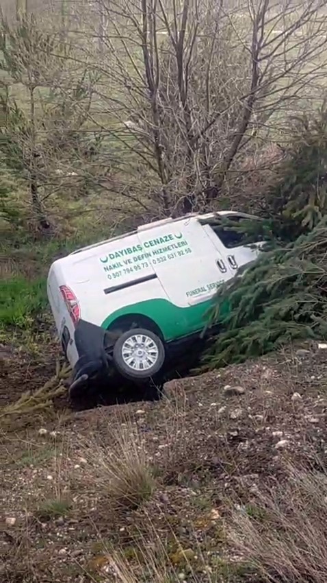 Sivas’ta Cenaze Nakil Aracı Şarampole Uçtu