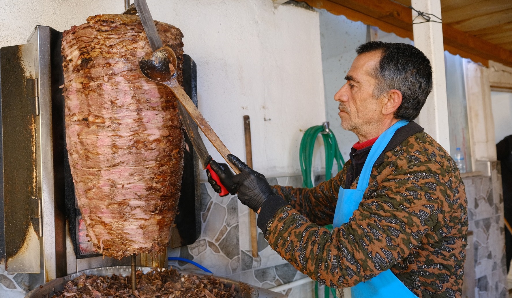 Sivas'ta camide çocuklara her hafta döner ikramı