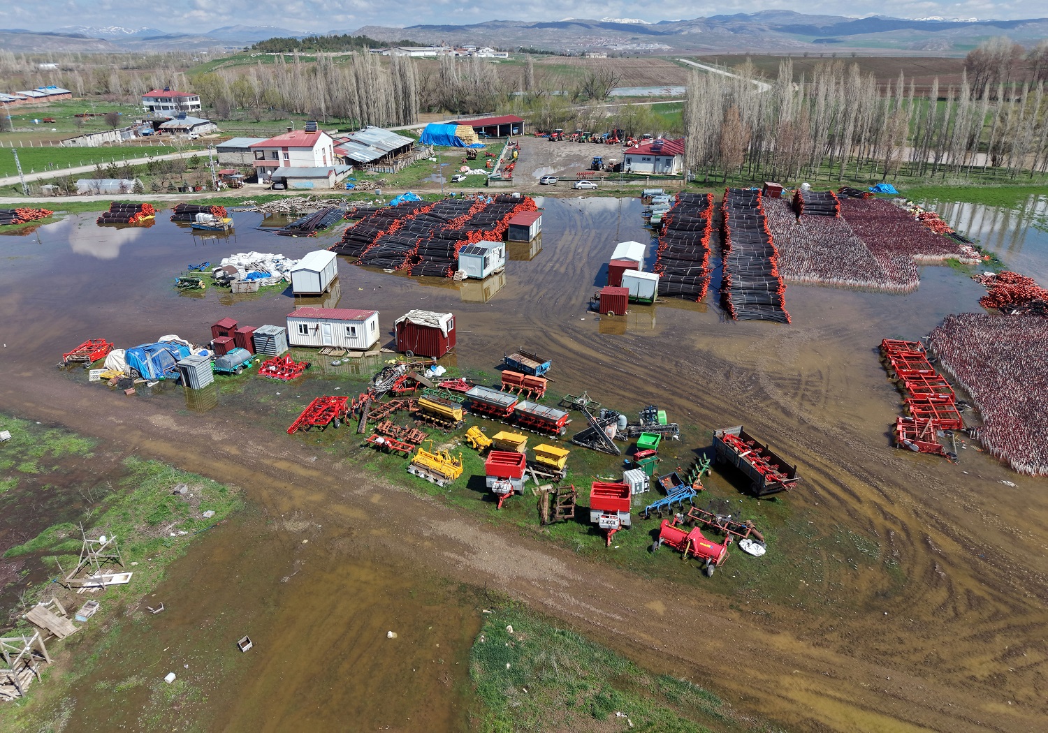 Sivas'ta araziler gölete döndü, tahliye çalışması başlatıldı