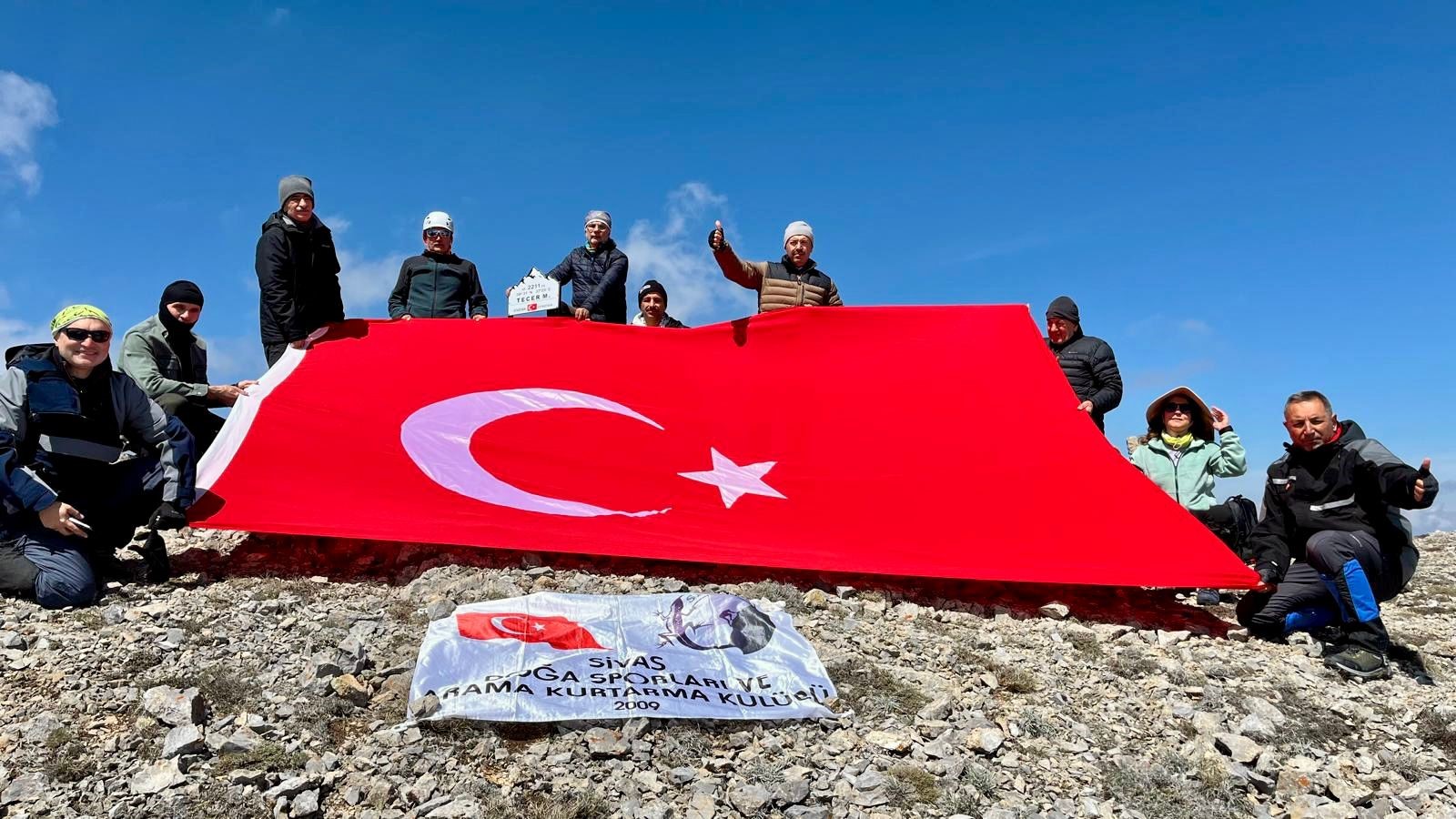 Sivaslı dağcılar Tecer Dağı zirvesinde Türk Bayrağı açtı