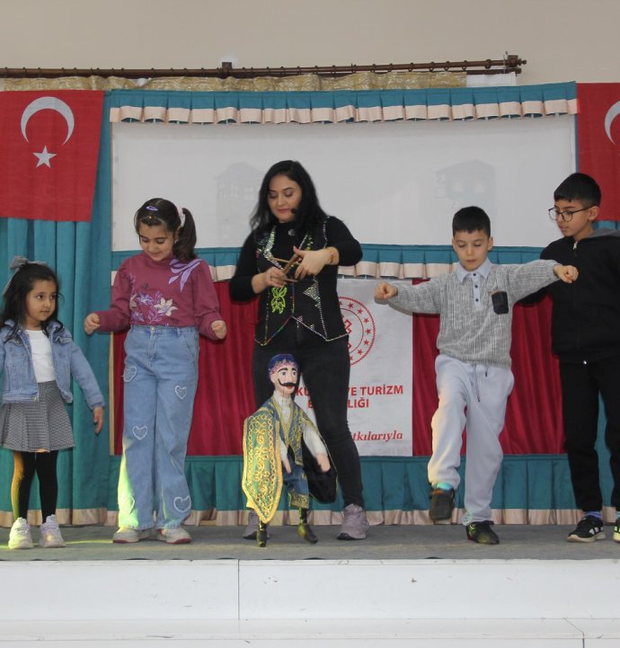 Sivas'ta çocuklar için kültür ve sanat şöleni
