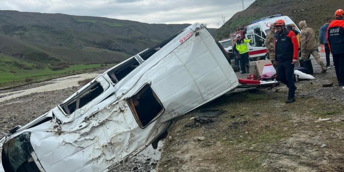 Yolcu minibüsü dere yatağına yuvarlandı: 16 yaralı