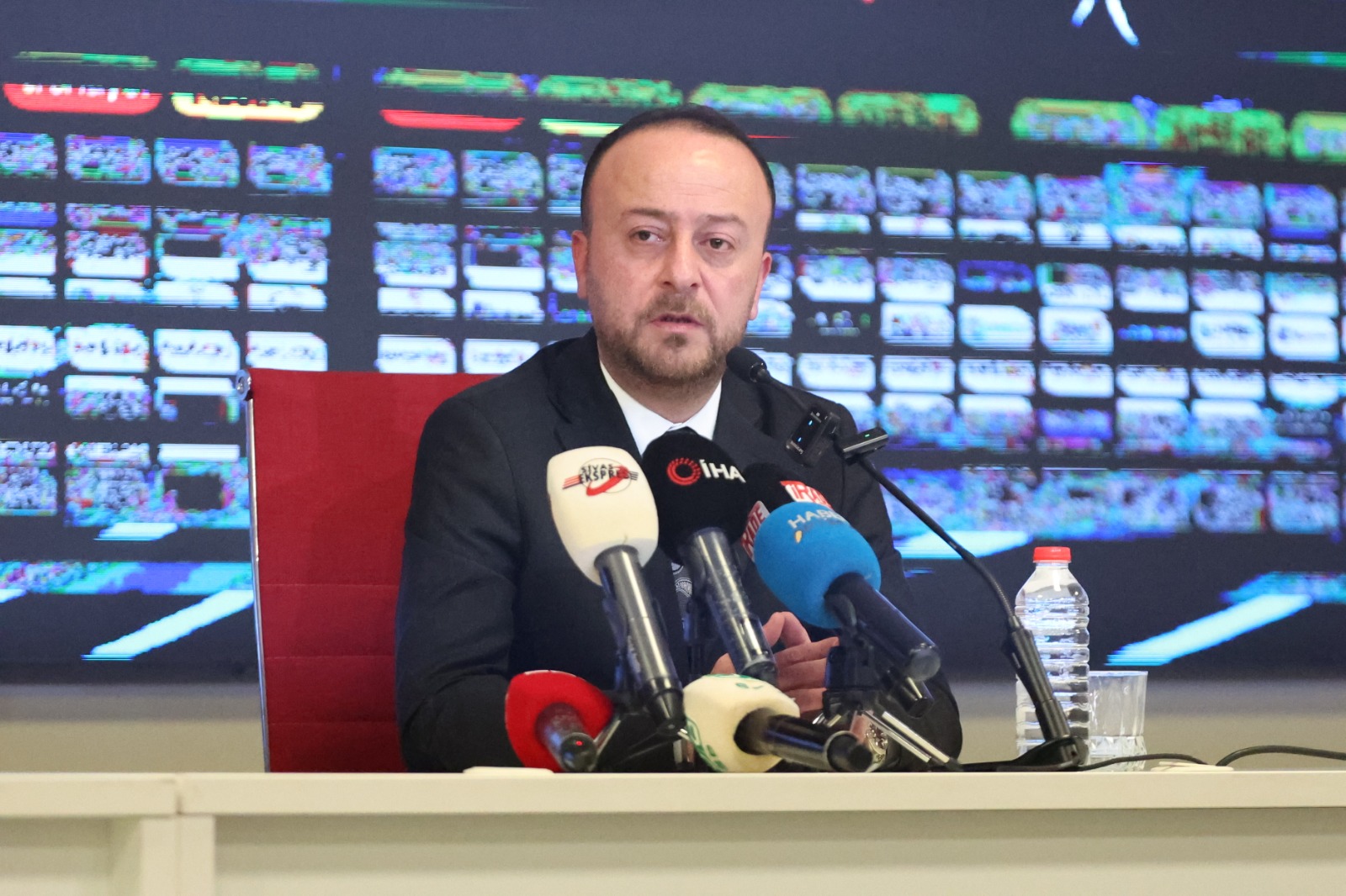 Özçoban’dan Net Mesaj: “İsmet Hoca Kalmalı”