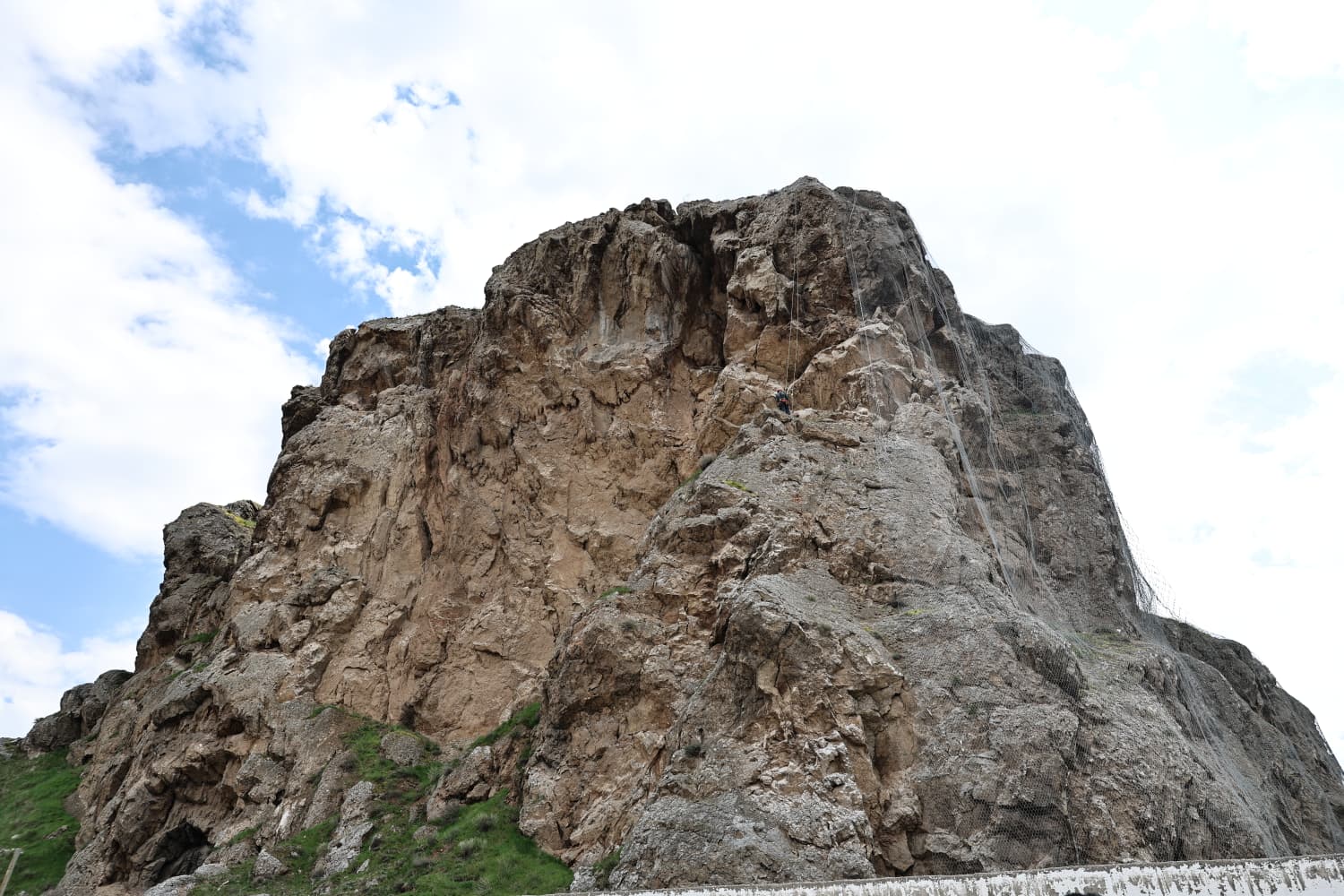 Yukarı Tekke’de kaya tehlikesine karşı önlemler hızlandırıldı