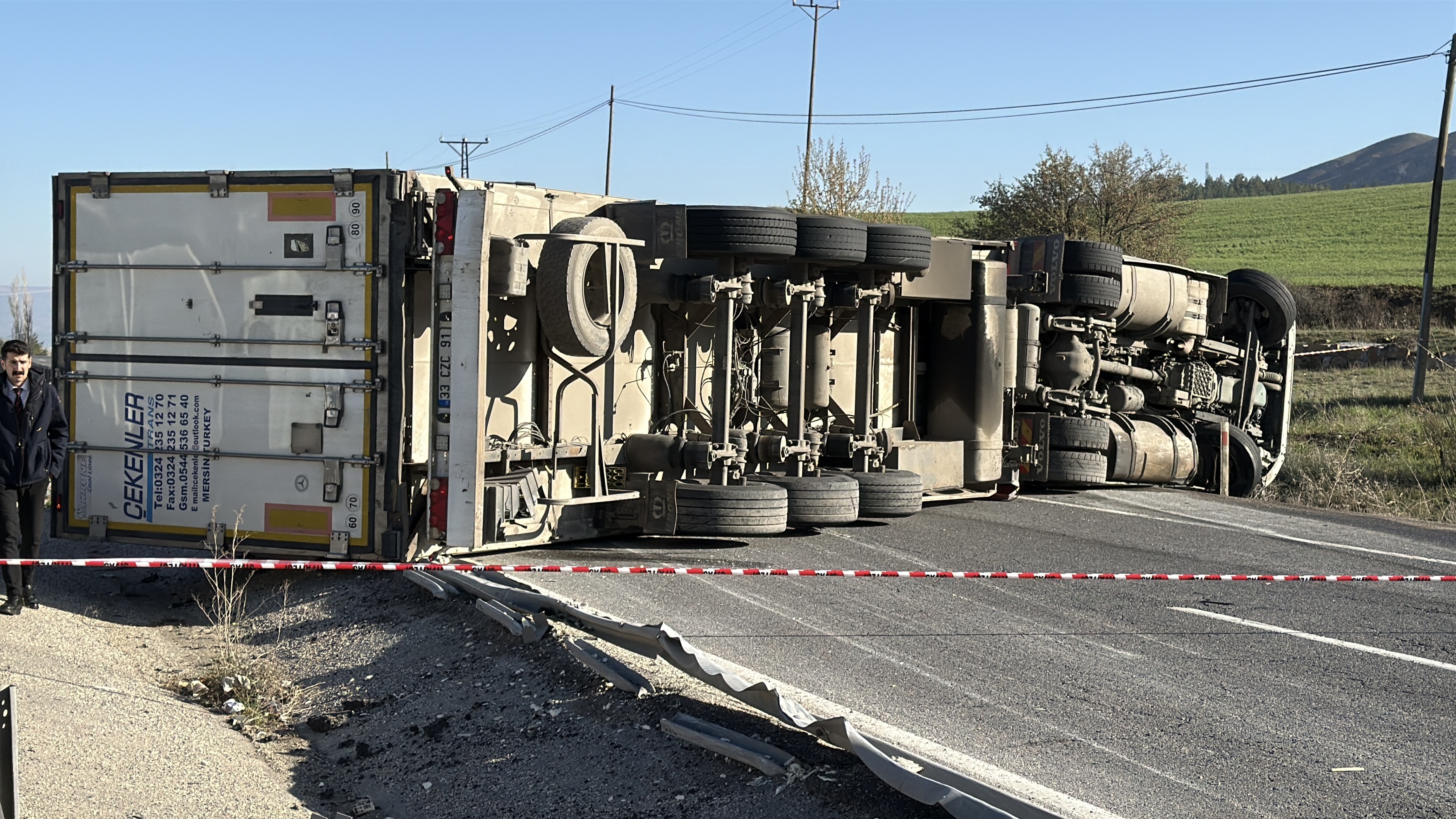 Sivas’ta TIR Devrildi, Yüzlerce Araç Yolda Kaldı