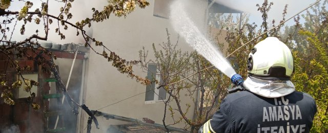 2 katlı ev ve depo alev alev yandı