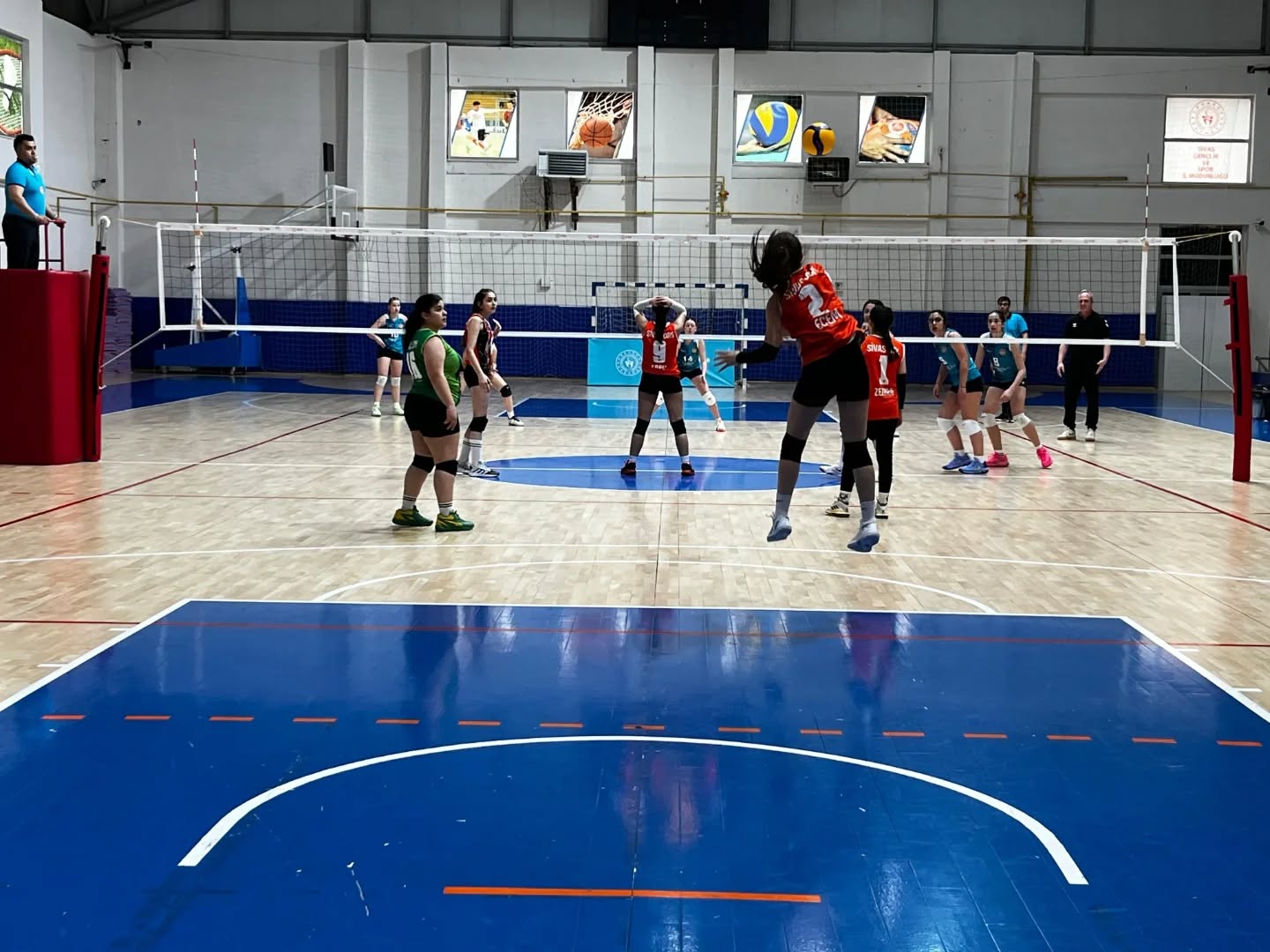 Sivas’ta voleybol grup maçları nefes kesti