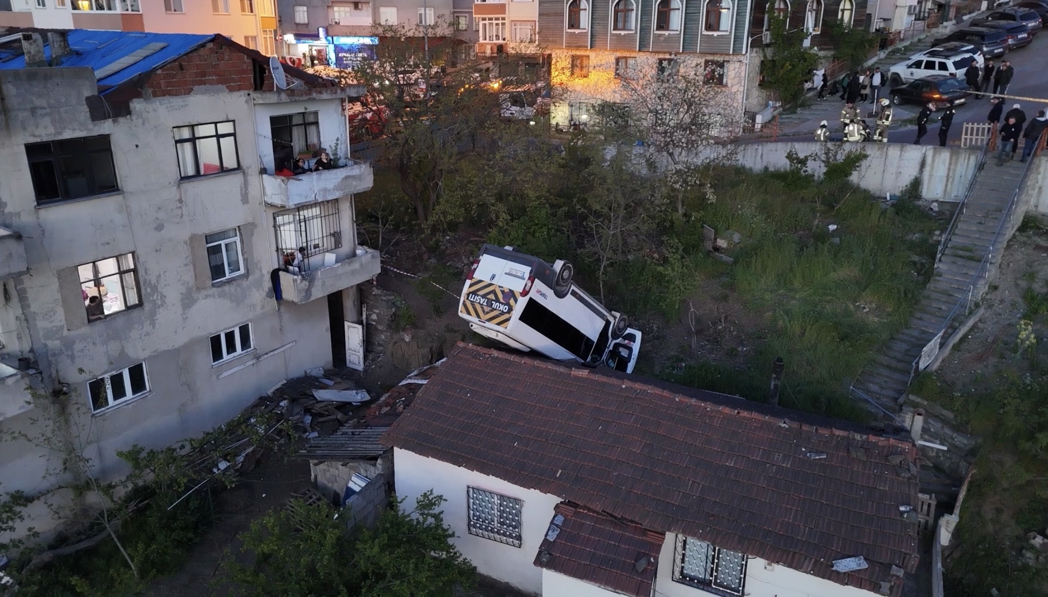 Servis evin çatısına düştü, şoför öldü