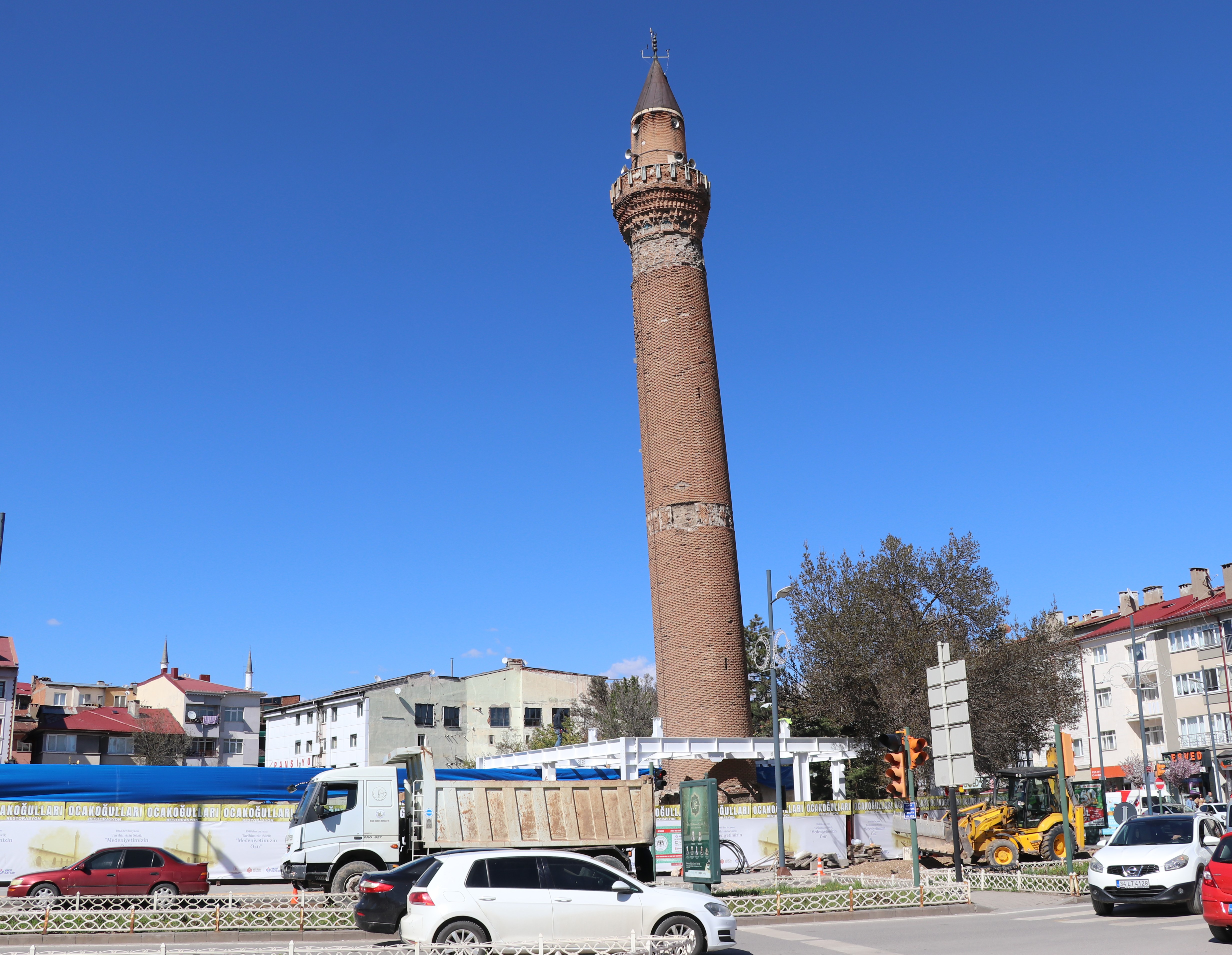 Sivas’ta Pisa Kulesi’ne benzeyen minare yeniden ayağa kaldırılıyor