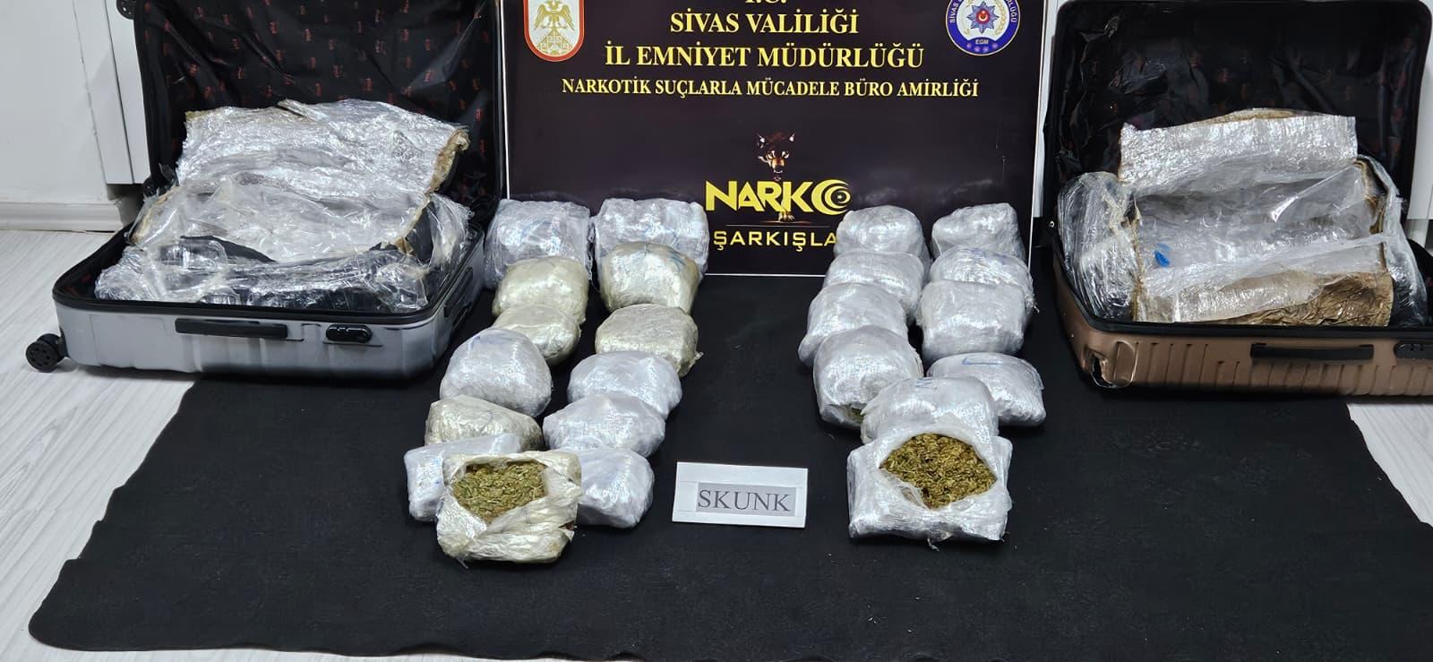 Sivas'ta narkotik operasyonu! 12 kilo uyuşturucu ele geçirildi