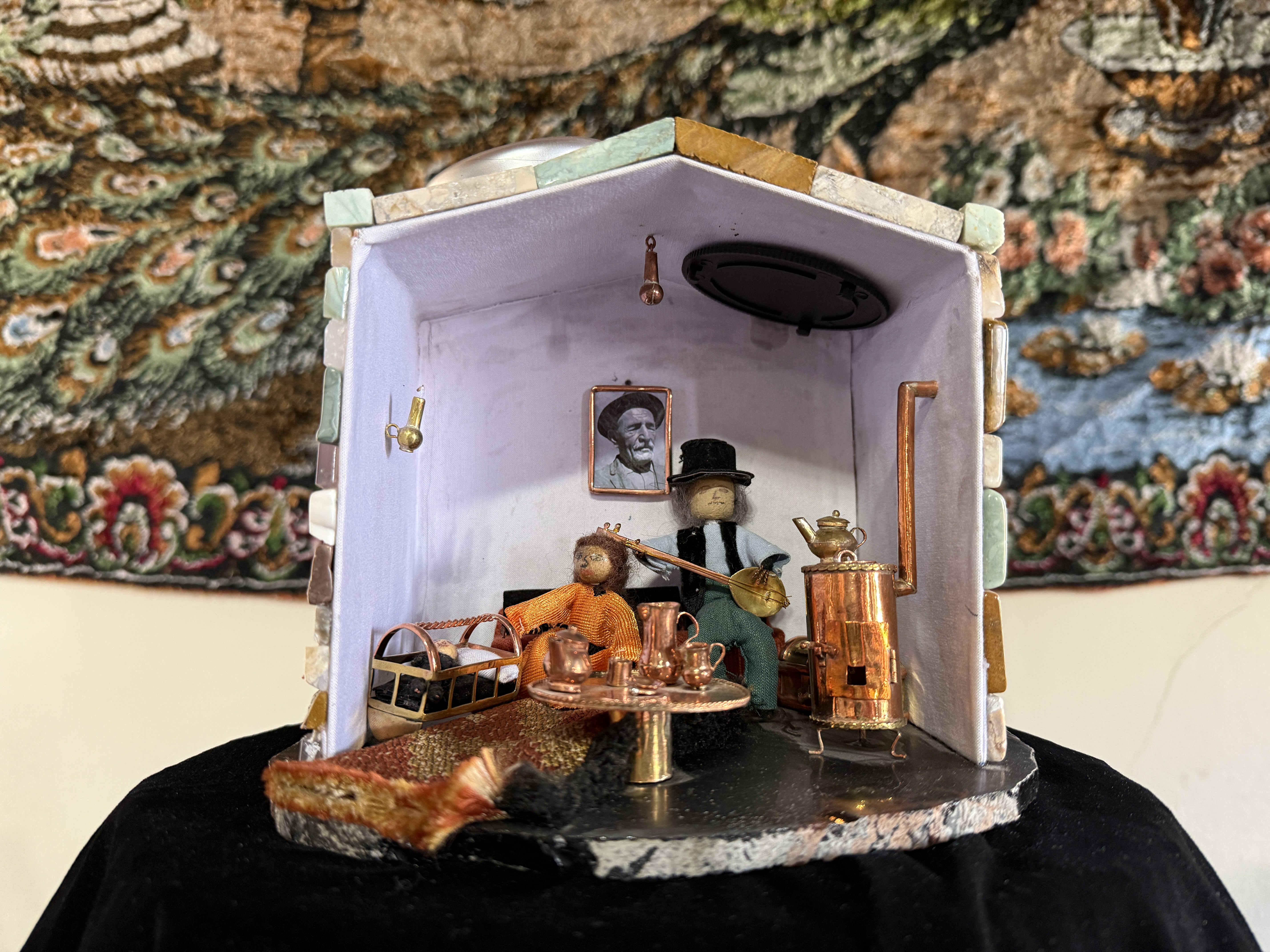 14 usta, Aşık Veysel’in şiirleri ve hayatını obsidyen taşlarına işledi