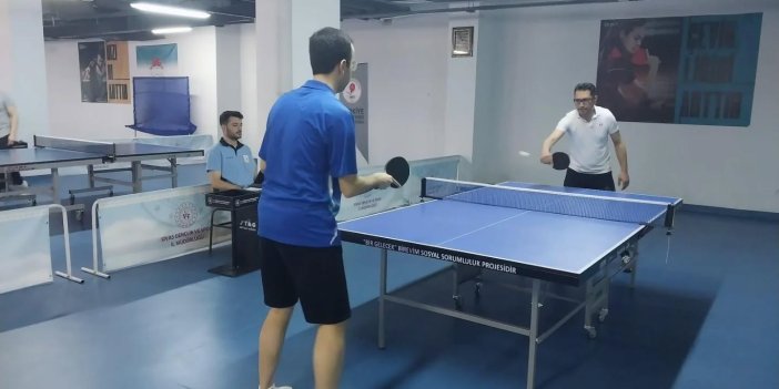 Sivas’ta baro üyeleri masa tenisinde kıyasıya yarıştı