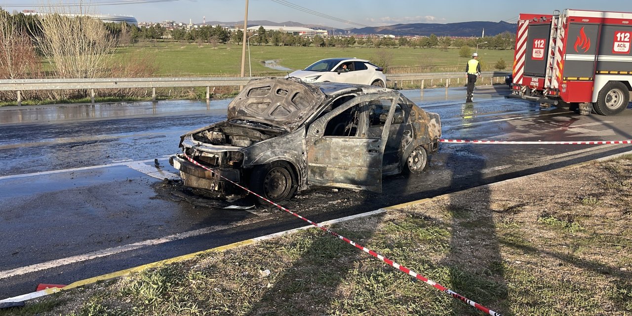 Sivas'ta otomobil alev alev yandı