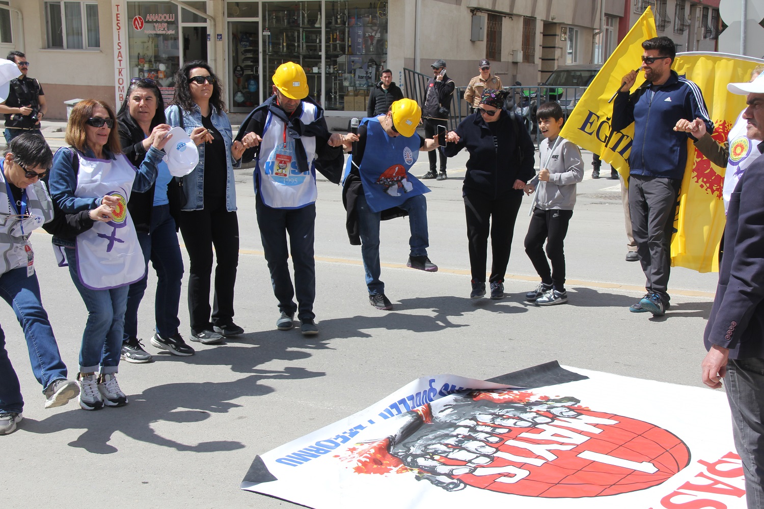 Sivas’ta 1 mayıs halaylar ve sloganlarla kutlandı