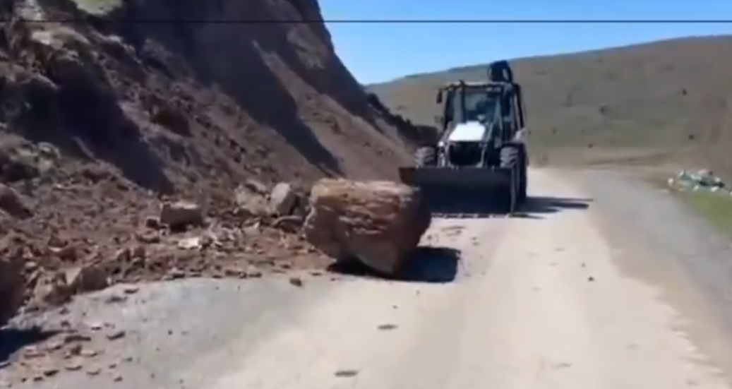 Sivas'ta heyelan, kayalar yola yuvarlandı