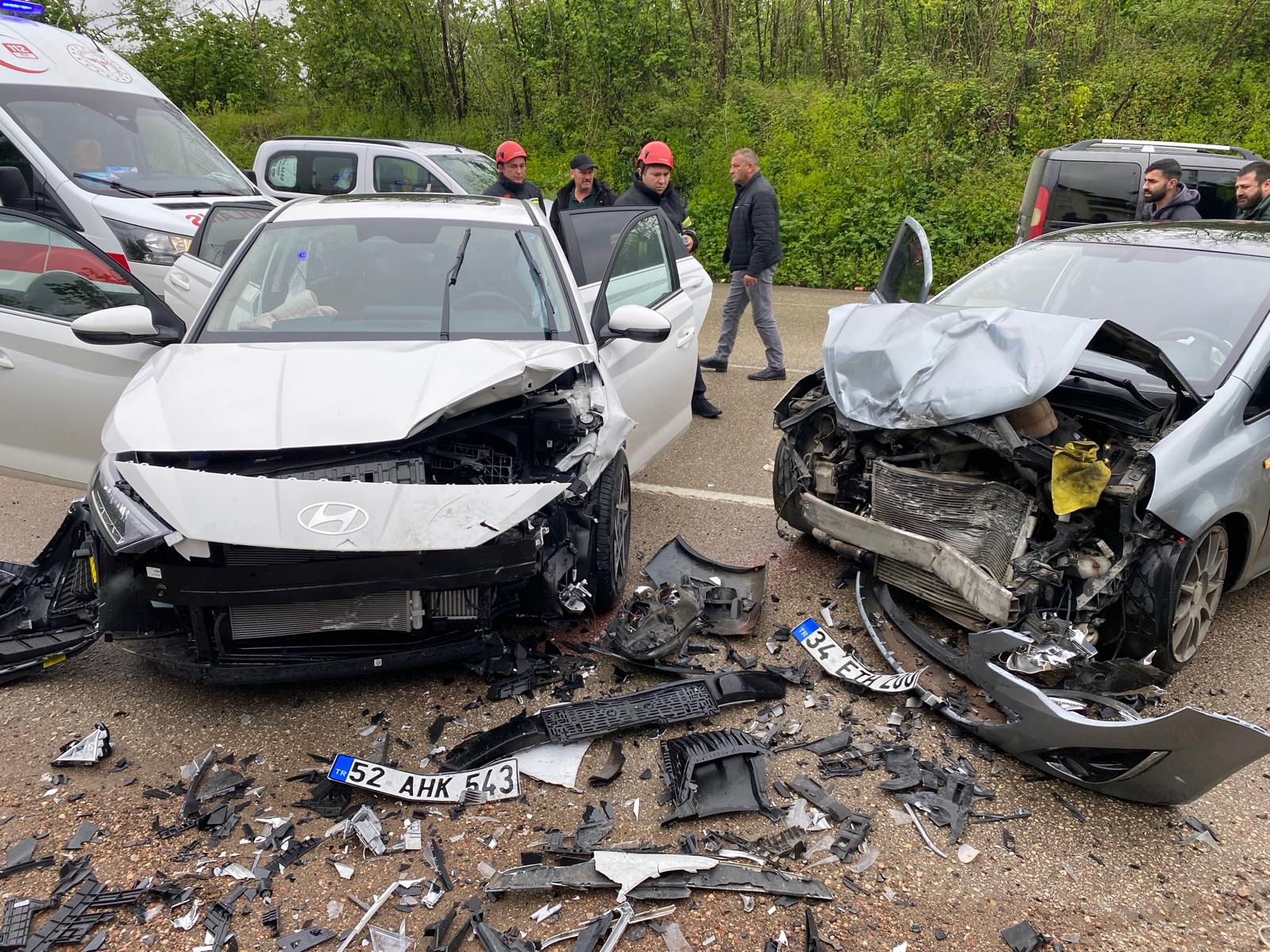 Otomobiller kafa kafaya çarpıştı! 3 yaralı