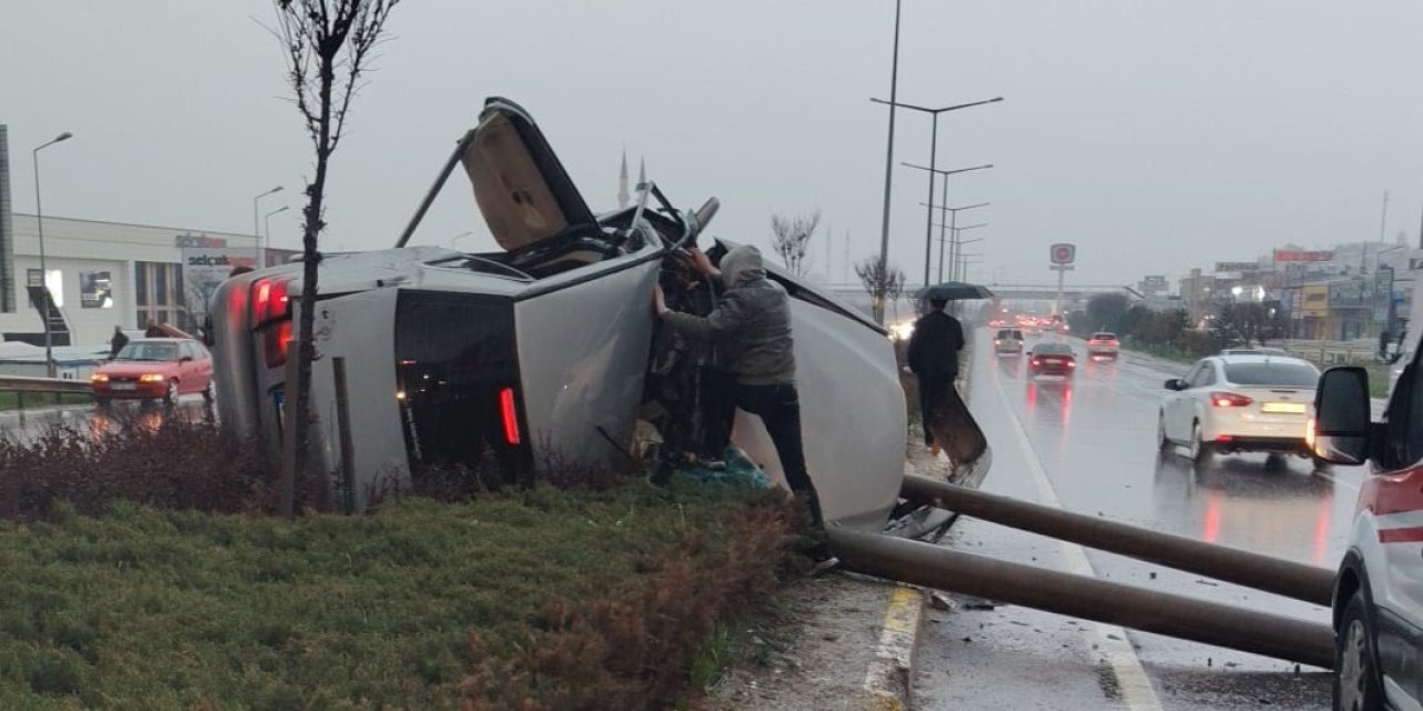Sivas'ta aydınlatma direğine çarpan otomobilde sürücü yaralandı