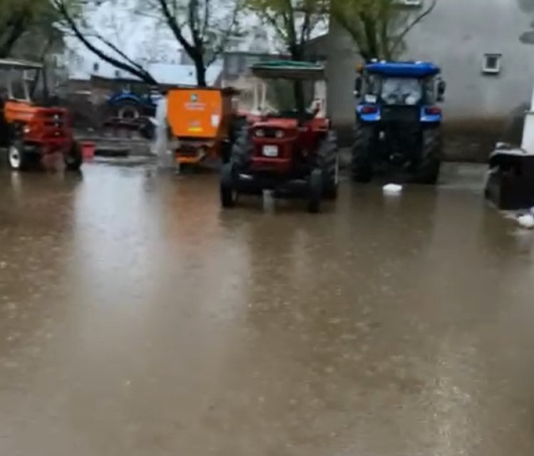 Sivas'ı sağanak vurdu, evler su altında
