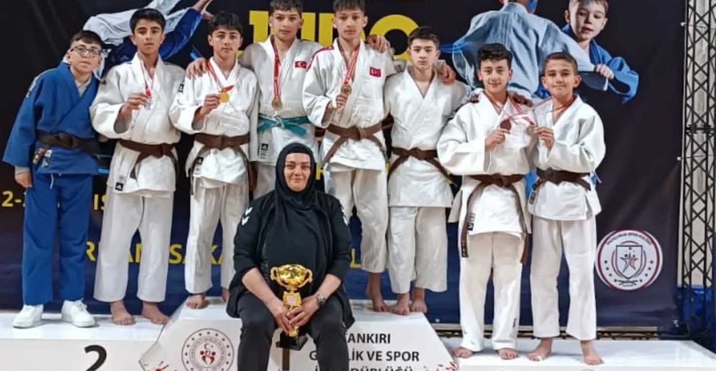 Sivaslı miniklerden dev başarı