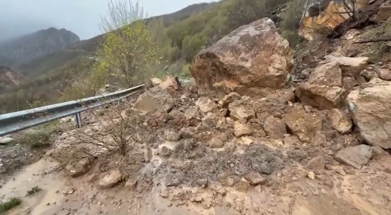 Sivas’ta heyelan köy yollarını kapattı