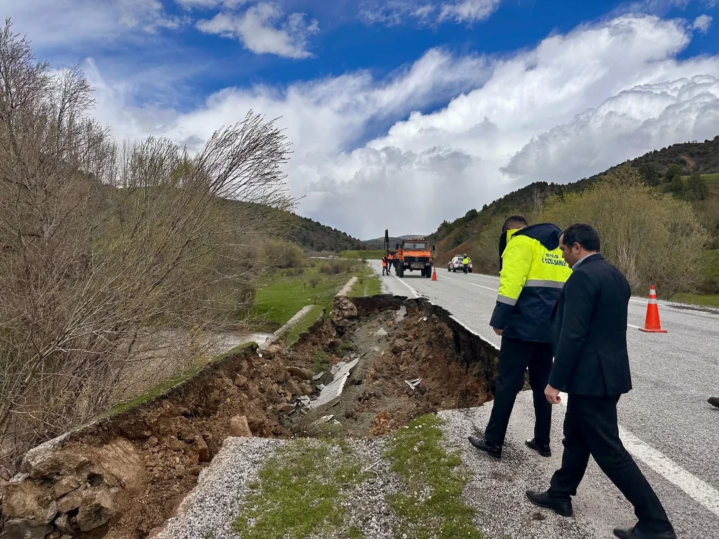 Sivas'ta sağanak yağış yolu çökertti