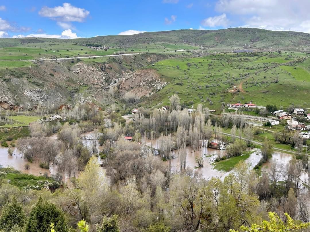 Sivas’ta yağışlar köy yollarını kapattı