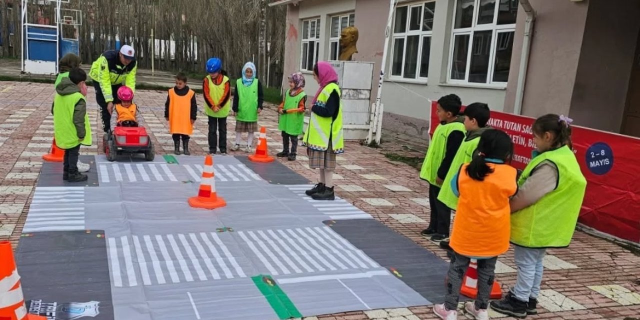 Sivas'ta öğrencilere trafik bilinci eğitimi verildi