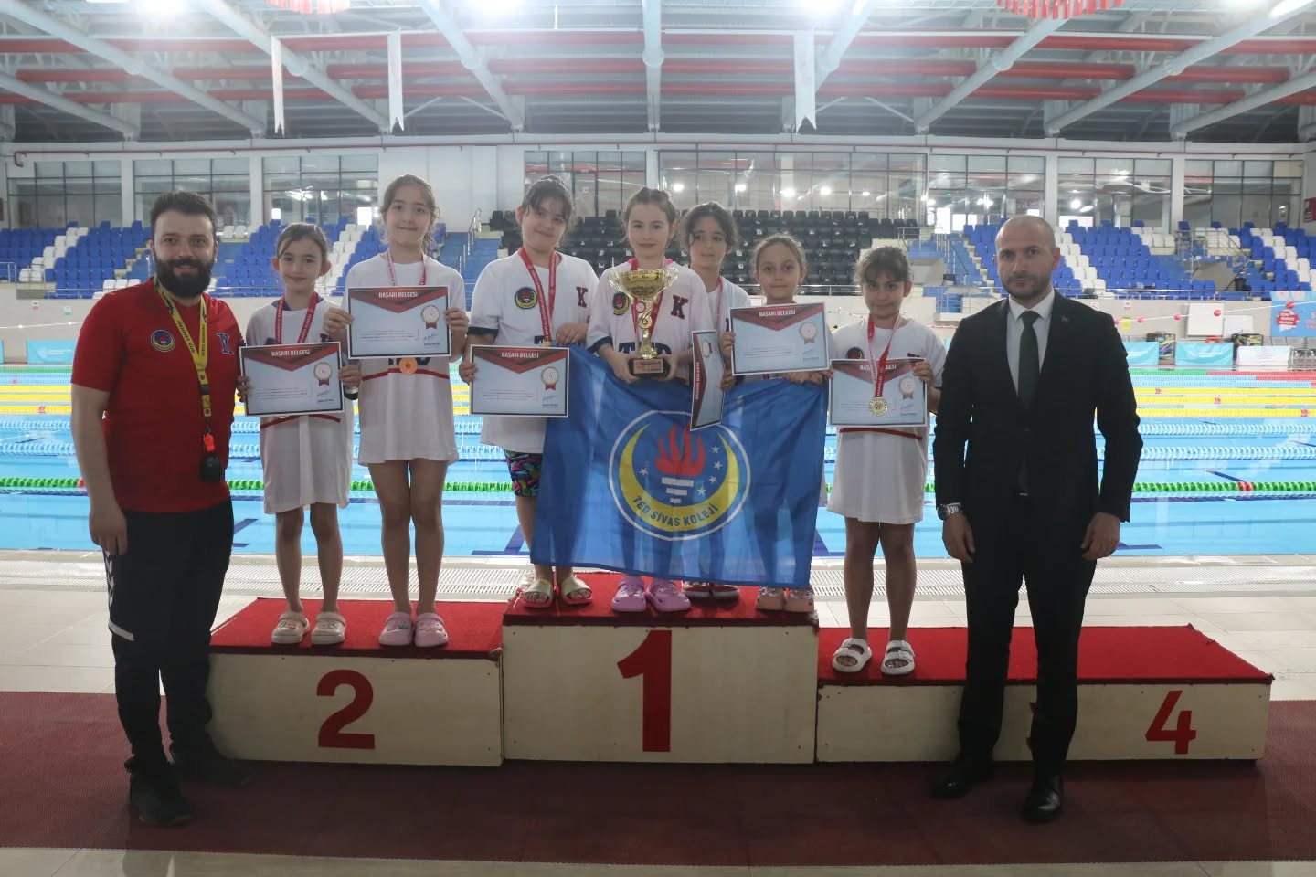 Sivas’ta minik kulaçlar madalyayla taçlandı
