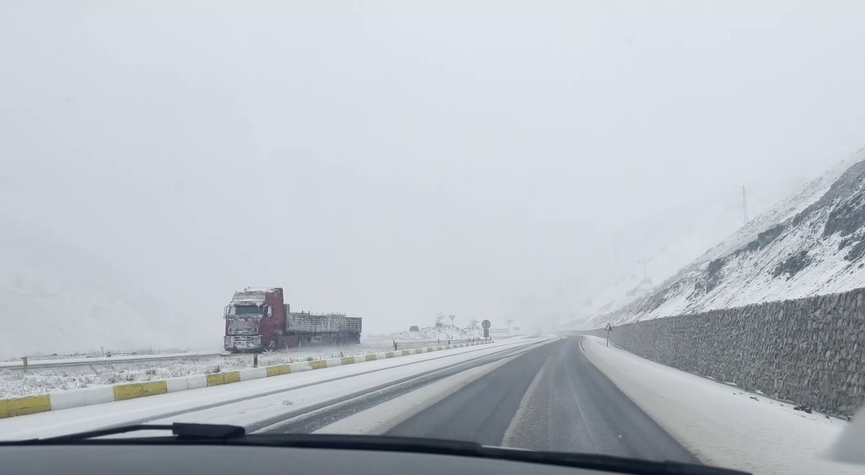 Sivas yolu beyaza büründü