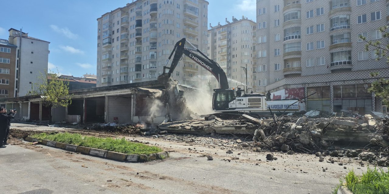 Adem Uzun şehrin hafızasını yıktı