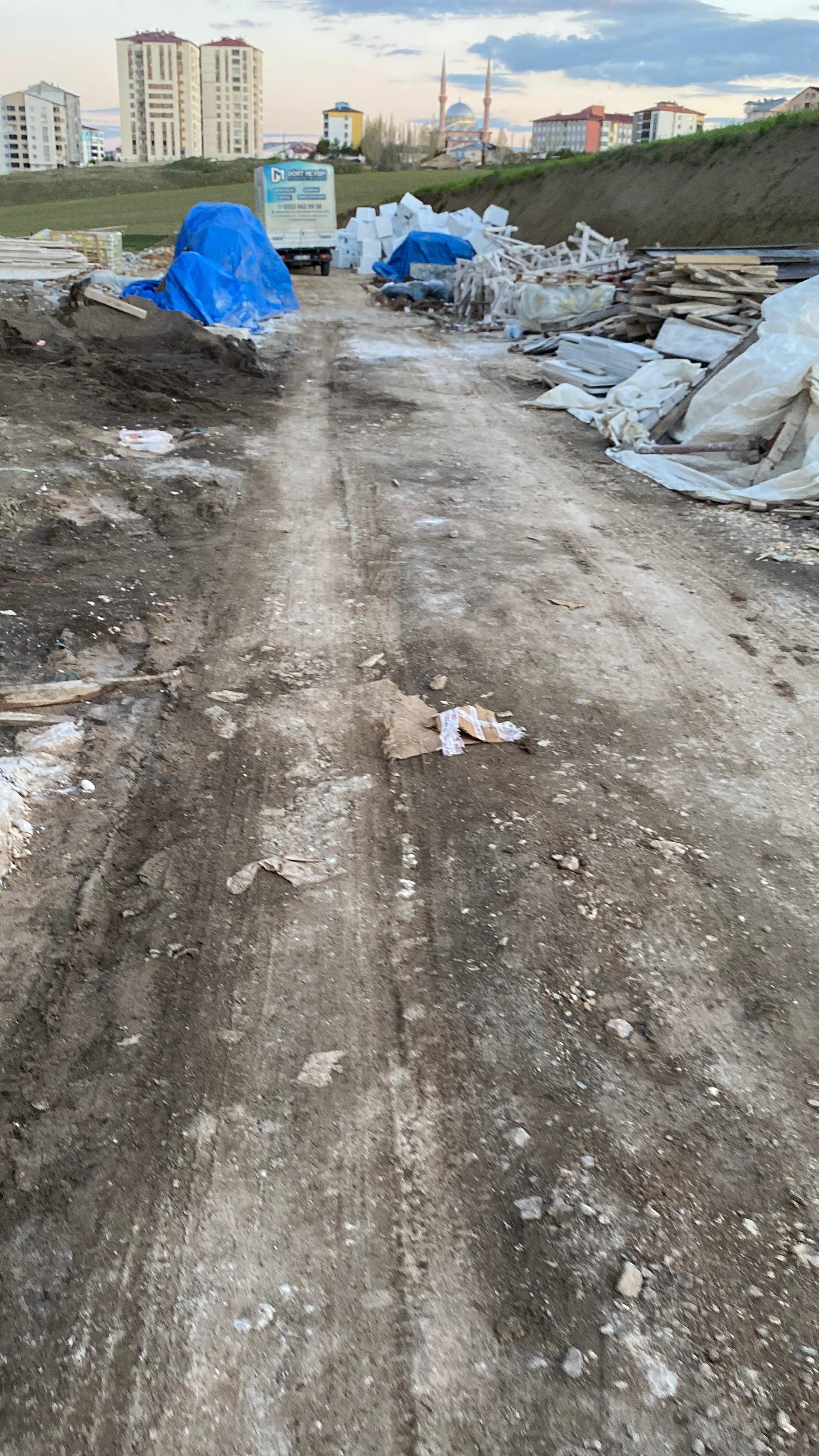 Sivas'ta bozuk yol mahalleliyi bezdirdi