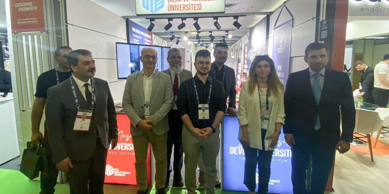 SBTÜ standına Selçuk Bayraktar ziyareti