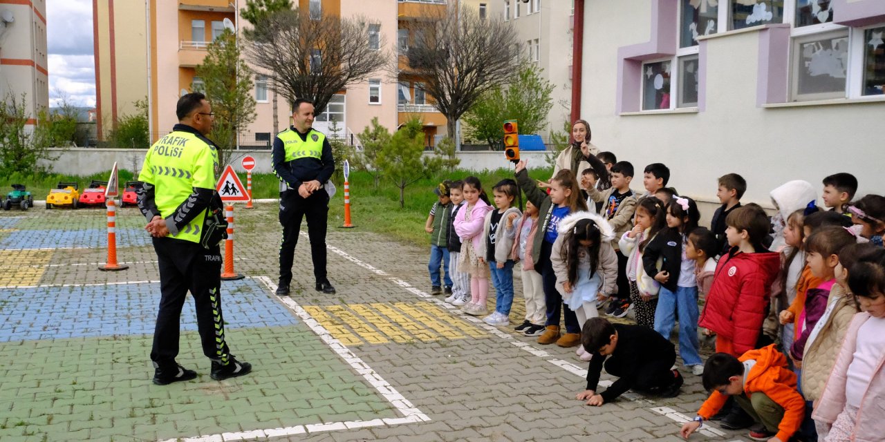 Sivas'ta öğrencilere trafik eğitimi
