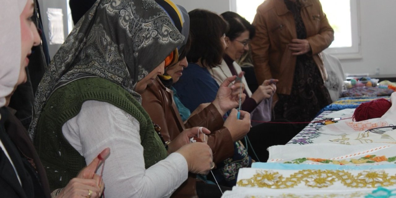 Sivas'ta kadınlar ilmek ilmek sevgi ördü