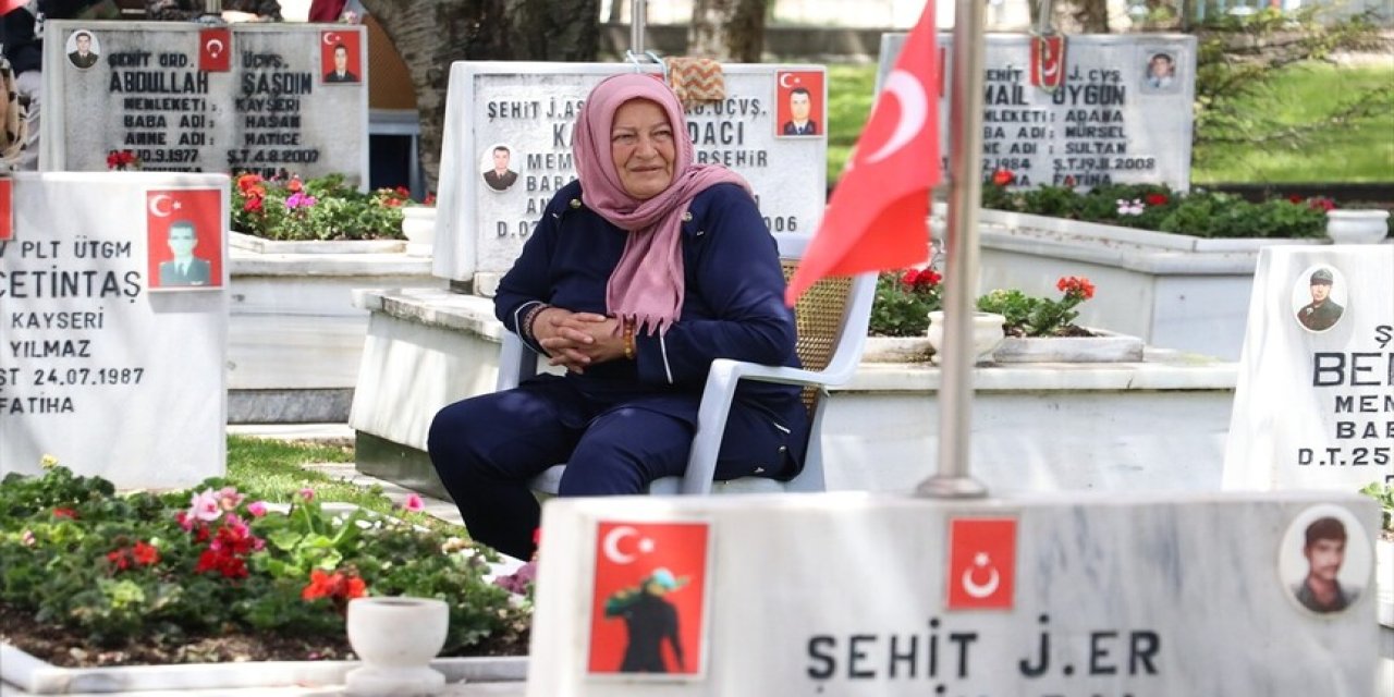 Şehitlikte hüzünlü Anneler Günü