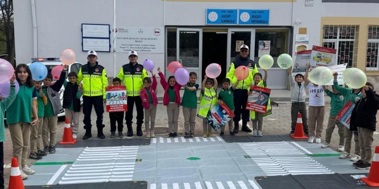 Sivas'ta jandarmadan miniklere trafik eğitimi