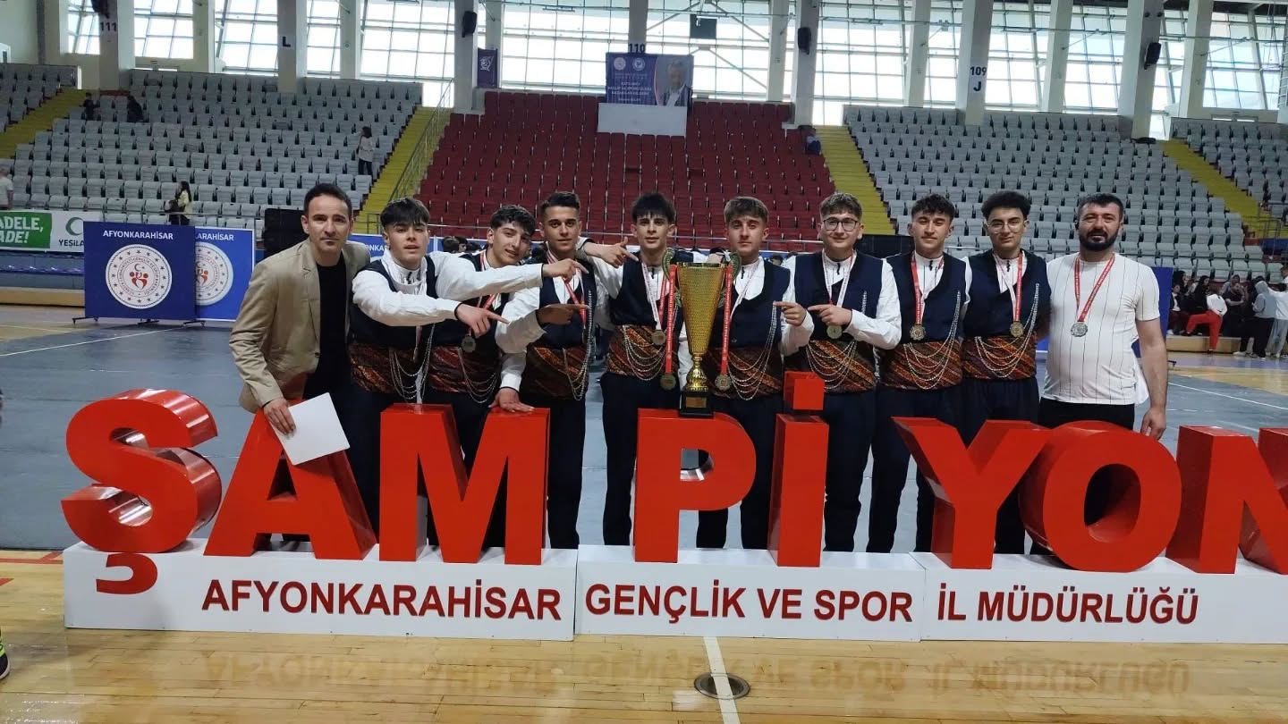 Sivas’ın halk oyunları ekibi Türkiye birincisi oldu