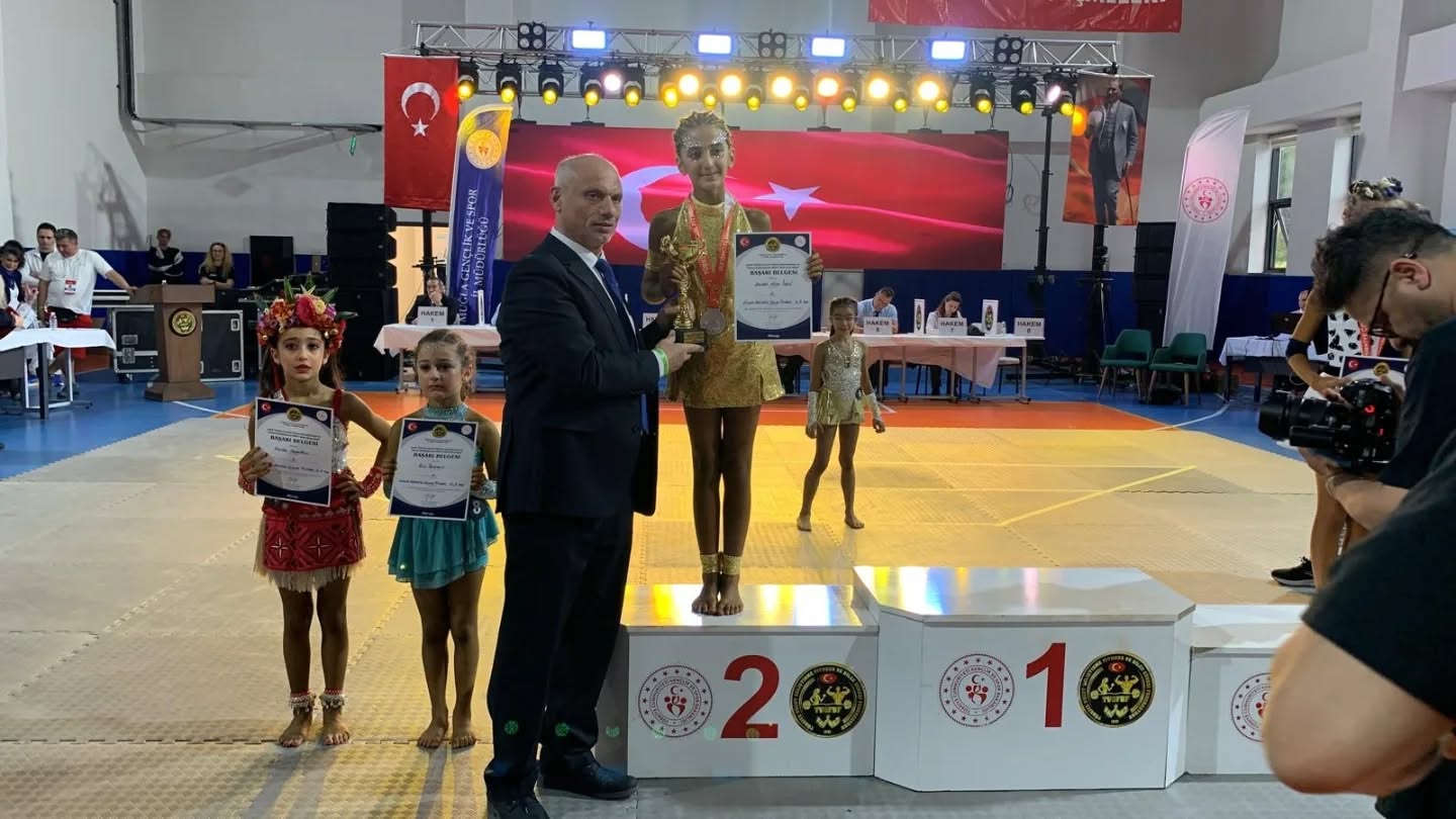 Sivaslı çocuklardan fitness şampiyonasında büyük başarı