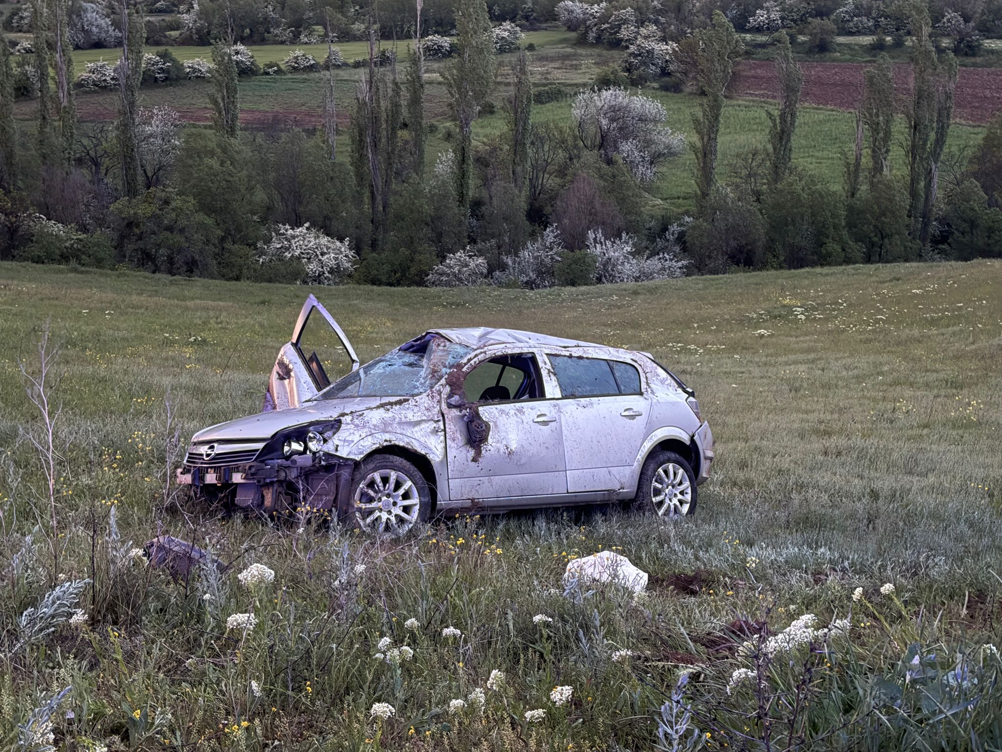 Sivas'ta otomobil şarampole uçtu: 2 yaralı