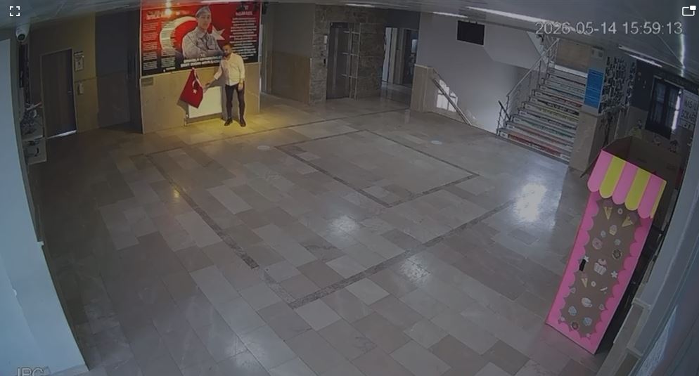 Sivas'ta minik öğrencinin Türk Bayrağı duyarlılığı