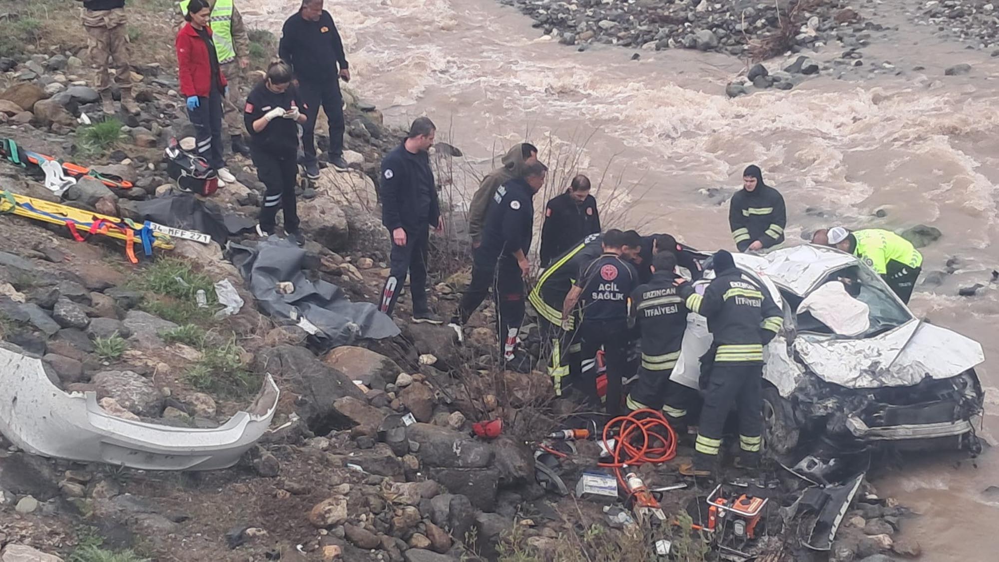 Sivas yolunda feci kaza:2 ölü 1 yaralı