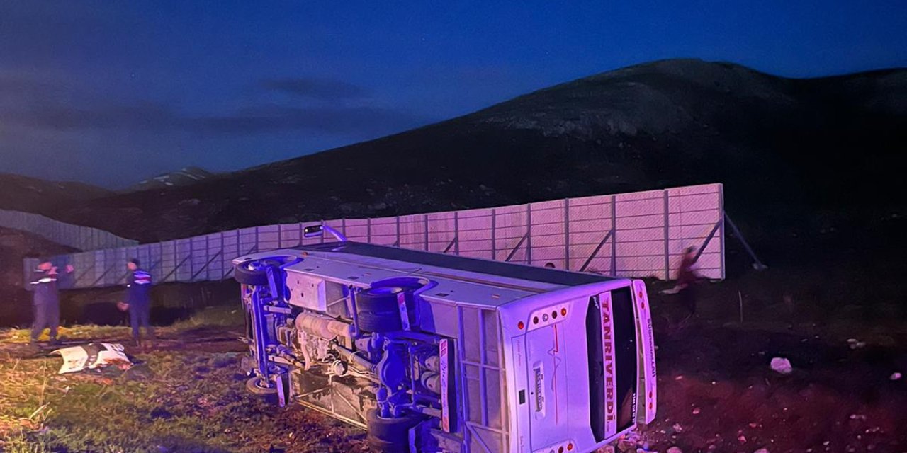 Sivas'ta taraftarları taşıyan midibüs devrildi: 25 yaralı